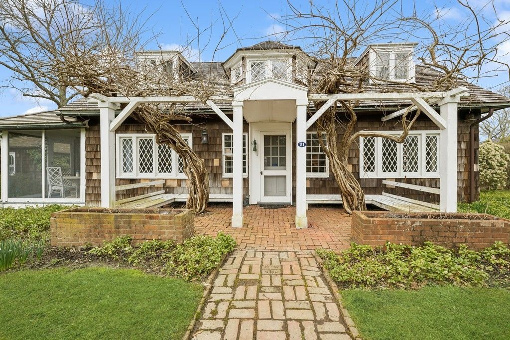 Exterior, Facade, French Provincial