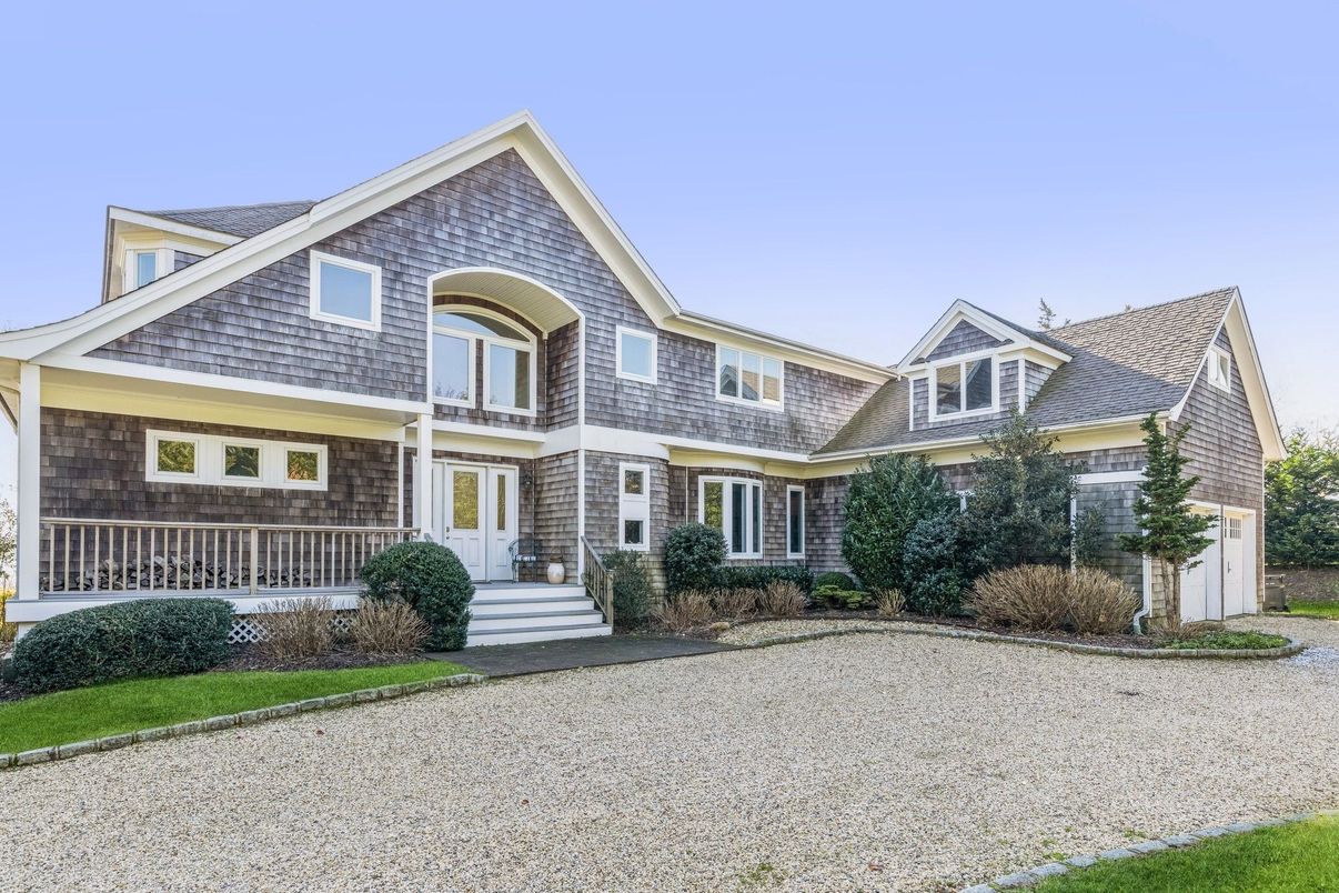 Attached, Exterior, Facade, Brick Traditional