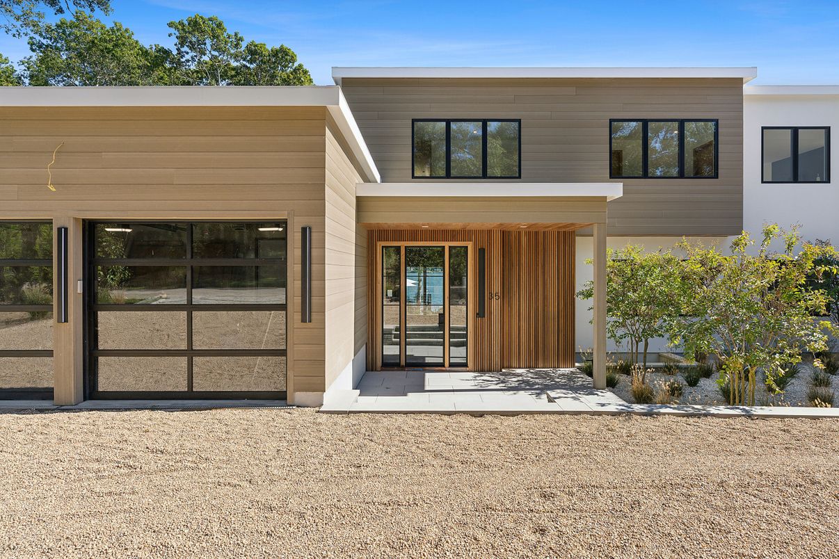 Exterior, Facade, Modern