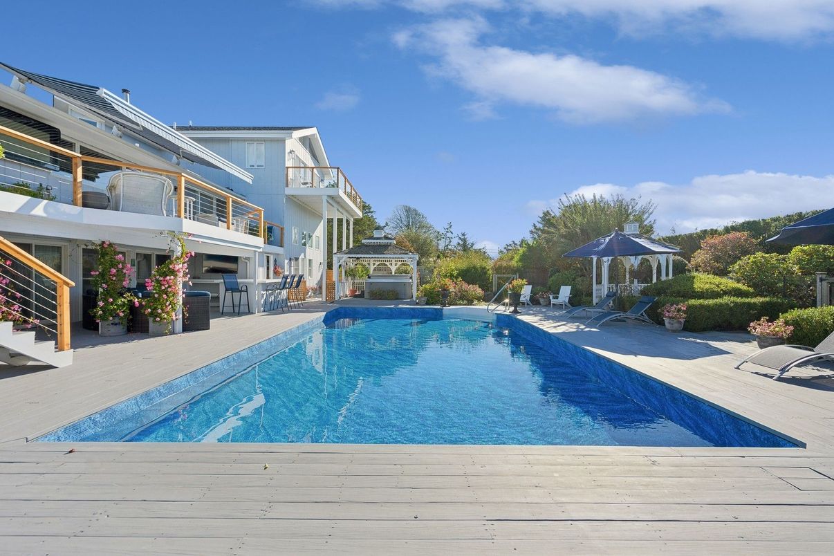 Exterior, Pool