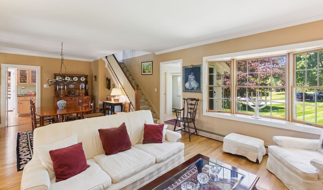Chandelier, Dining room, Interior, Living room, Pendant Lights, Wood Texture Flooring