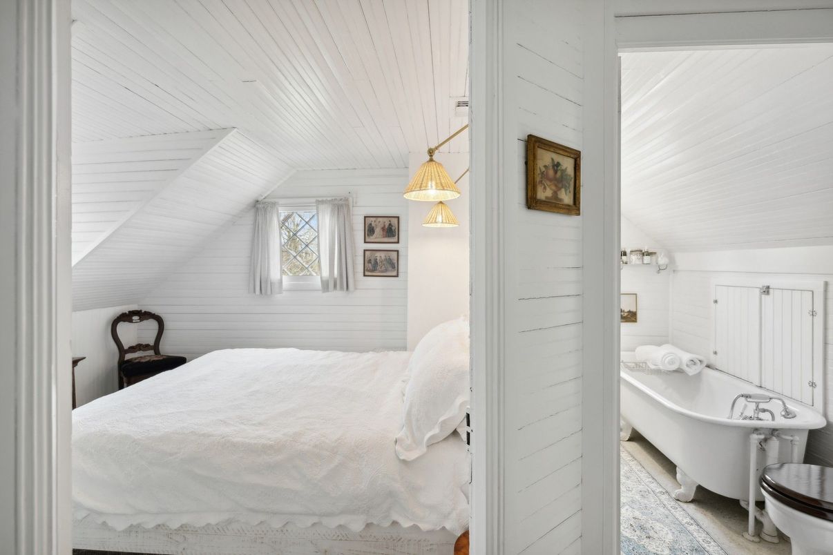 Bathroom, Bedroom, Free Standing Baths, Interior, Pendant Lights