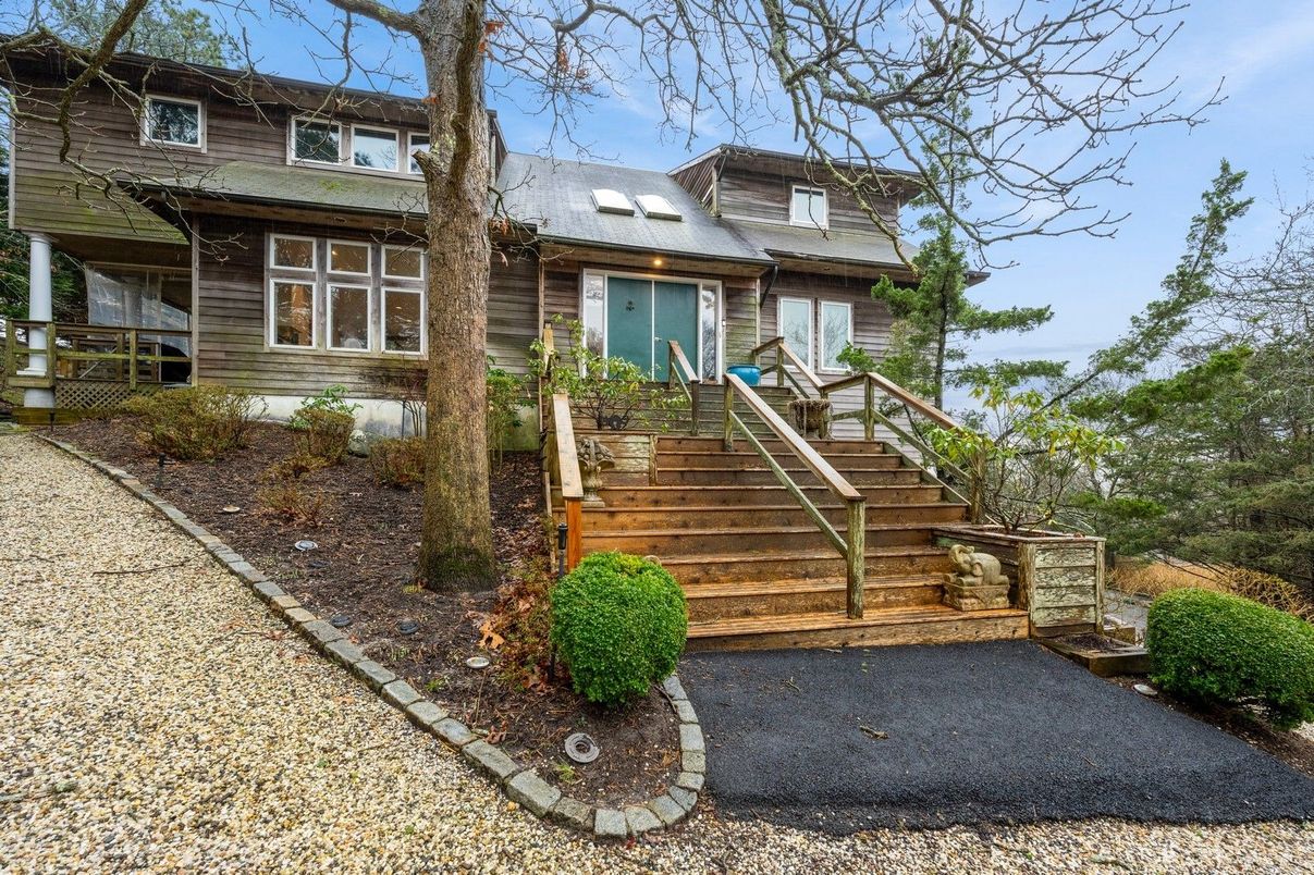 Exterior, Facade, Log Home