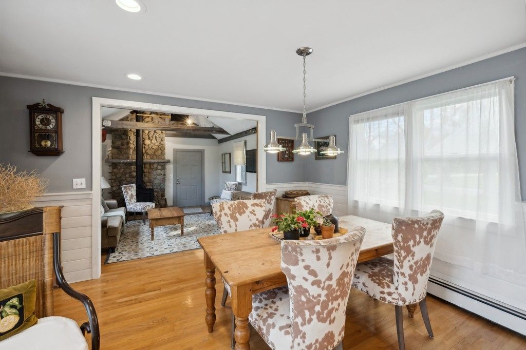 Dining room, Interior, Living room, Pendant Lights, Recessed Lighting, Stone Walls, Wood Texture Flooring