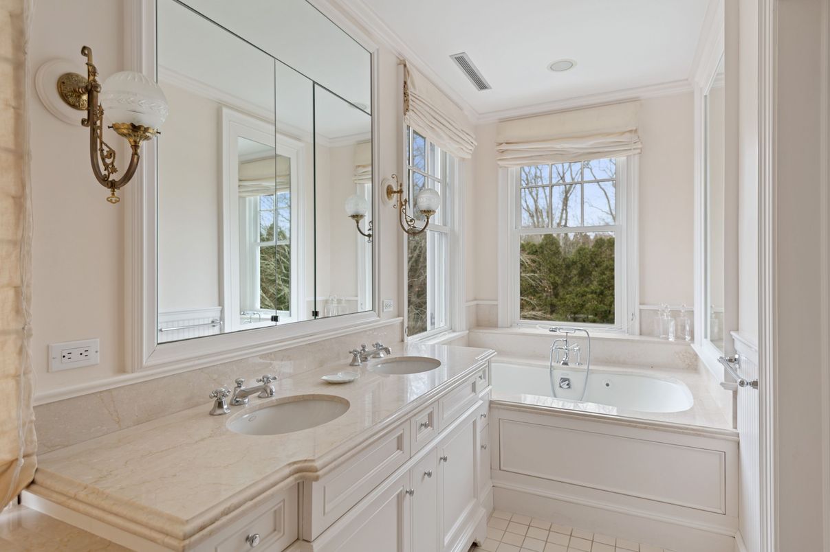 Bathroom, Dual Sink Vanities, Interior, Recessed Lighting