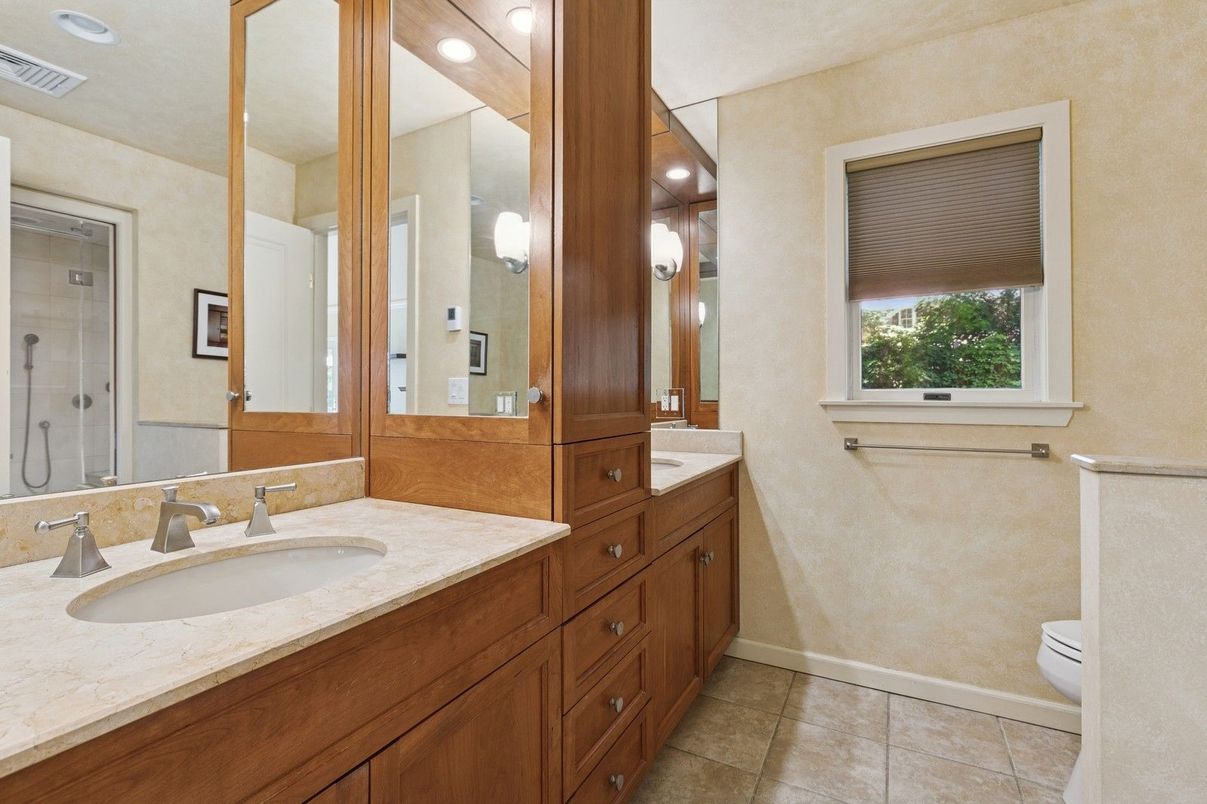 Bathroom, Dual Sink Vanities, Interior, Recessed Lighting