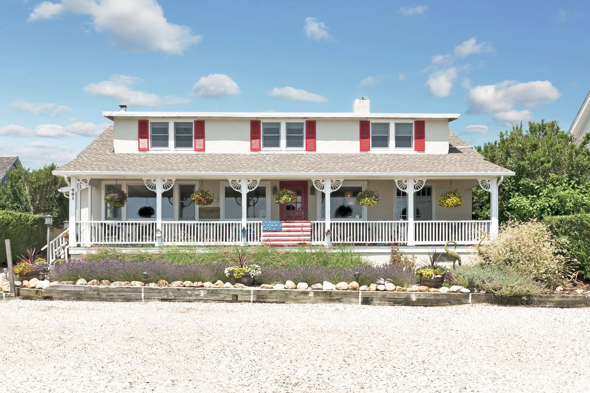 Exterior, Facade, American Foursquare