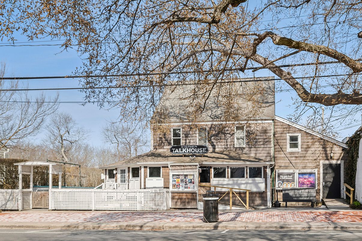 Exterior, Facade, Rowhouse