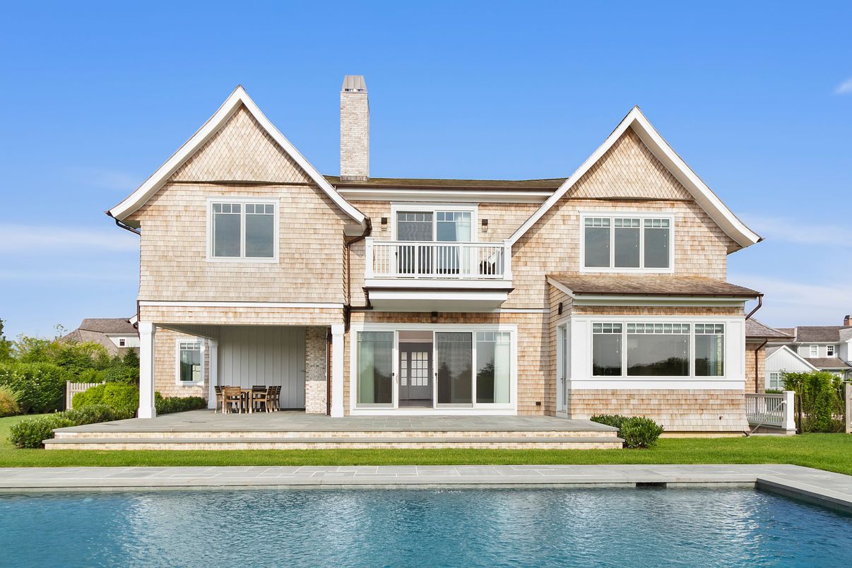 Exterior, Facade, Brick Facade, Pool, Farmhouse