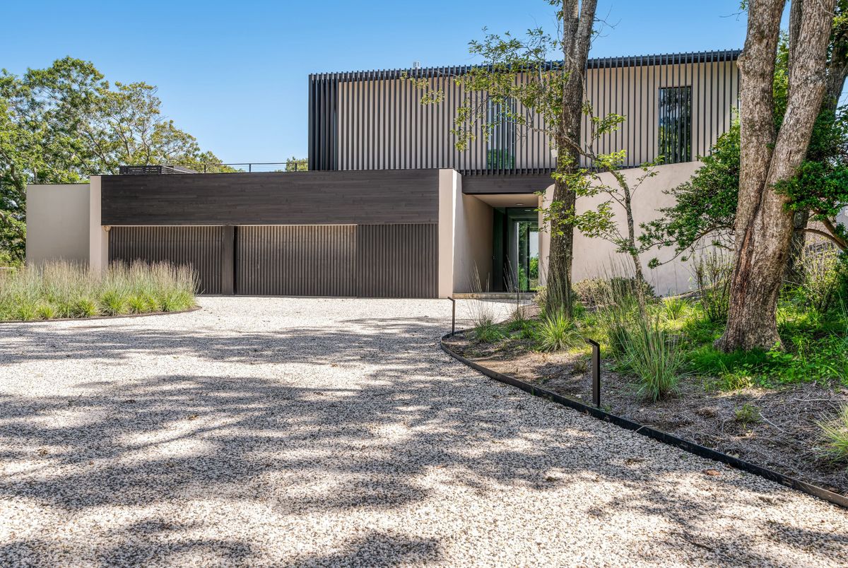 Exterior, Facade, Modern