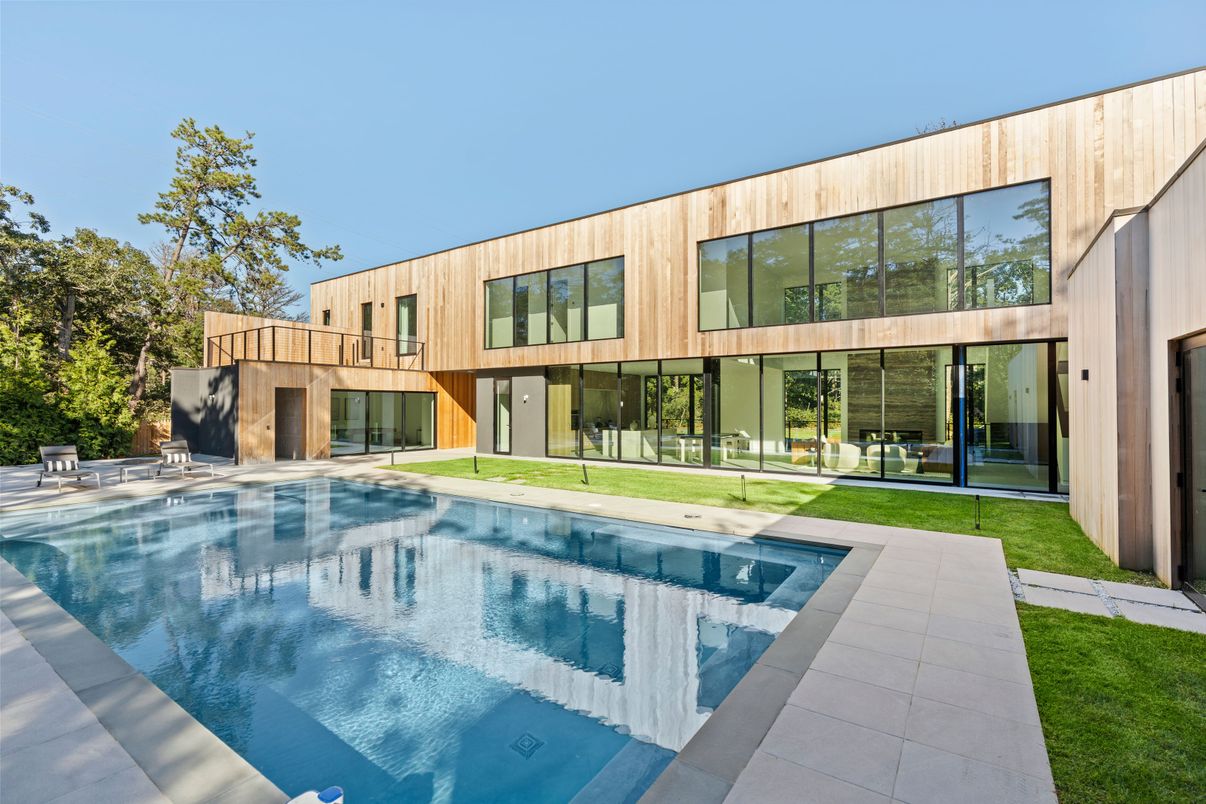 Backyard, Exterior, Facade, Pool, Modern