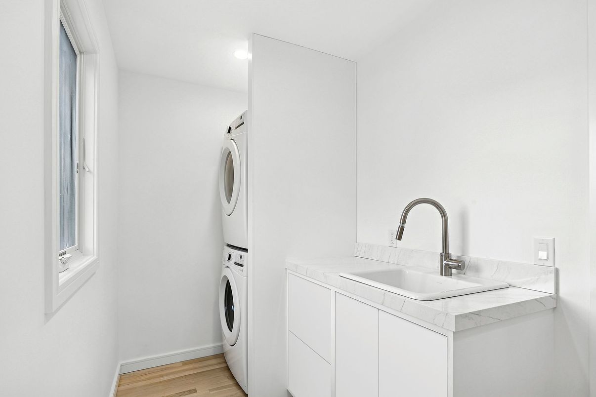 Interior, Recessed Lighting, Washer, Wood Texture Flooring