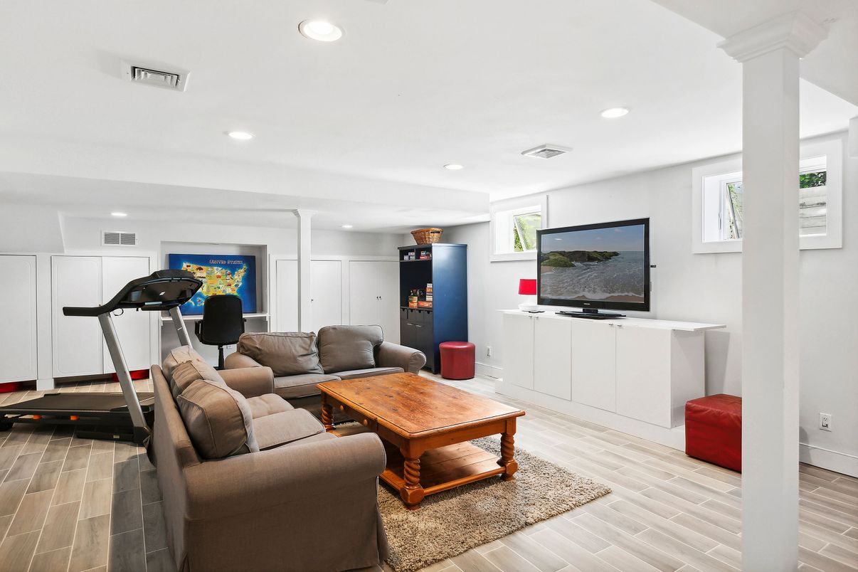 Fitness Equipment, Interior, Living room, Recessed Lighting, Wood Texture Flooring