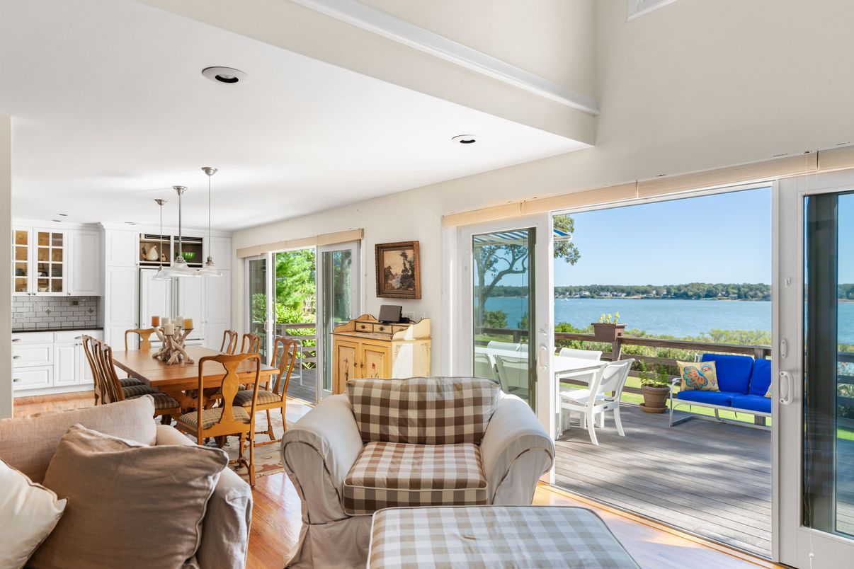 Dining room, Interior, Living room, Pendant Lights, Recessed Lighting, Water