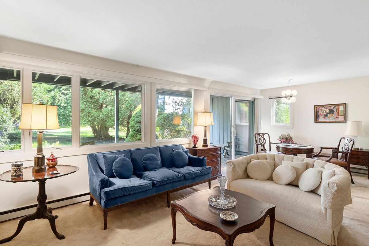Chandelier, Dining room, Interior, Living room