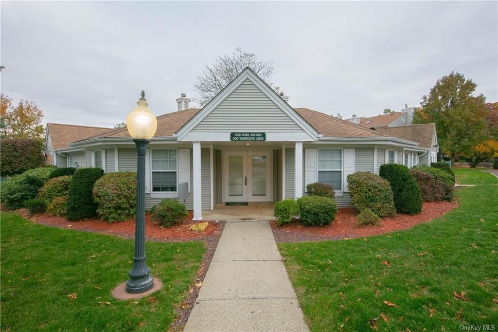 Exterior, Facade, Ranch