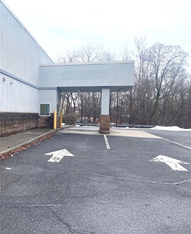 Exterior, Facade, Modern