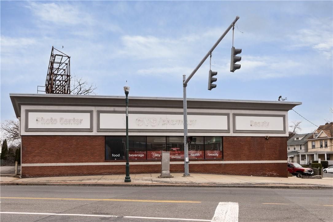 Exterior, Facade, Modern