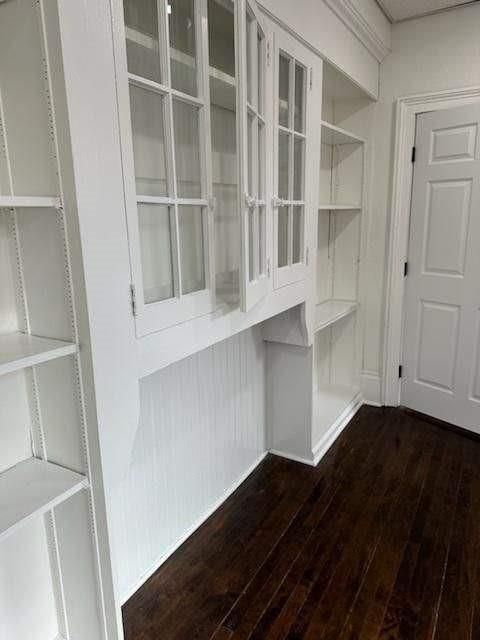 Interior, Walk-in Closets, Wood Texture Flooring