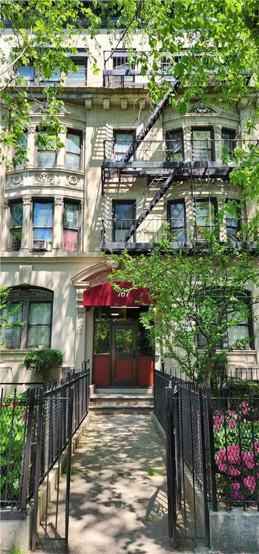Exterior, Facade, Brownstone