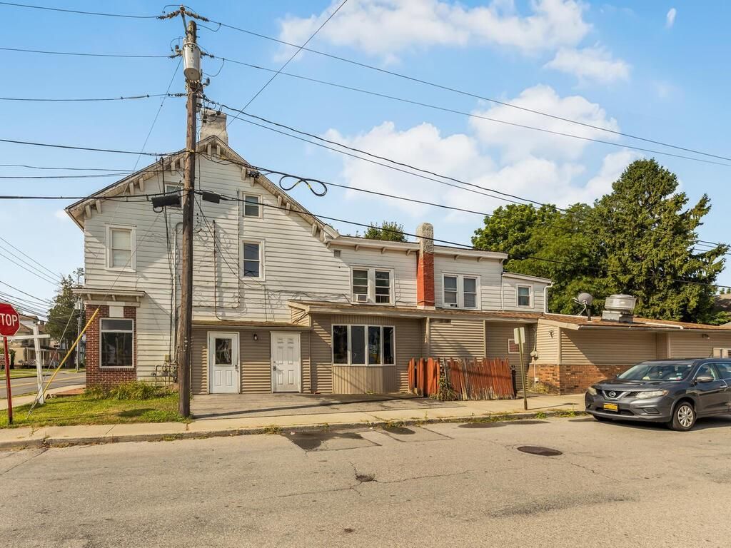 Exterior, Facade, Rowhouse
