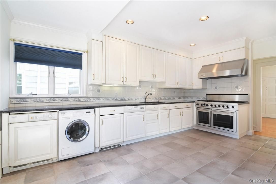 Interior, Kitchen, Recessed Lighting, Stainless Steel Appliances, Washer
