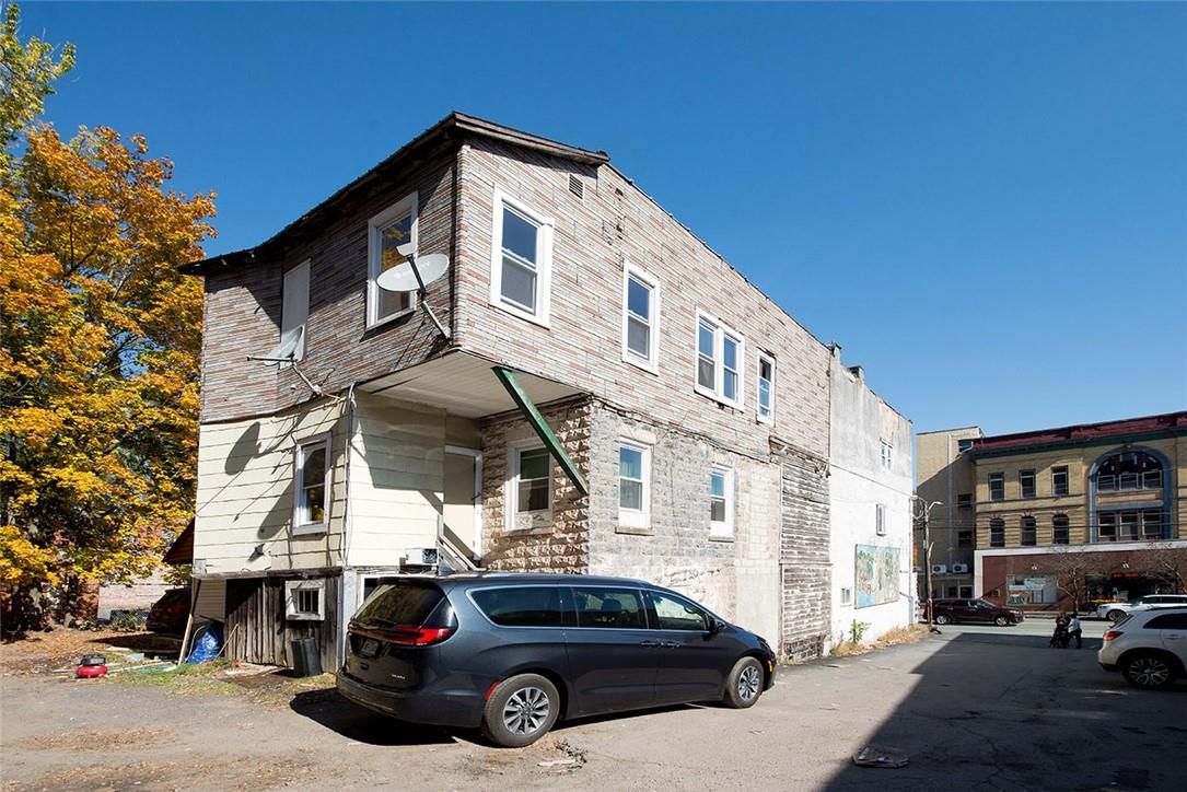 Exterior, Facade, Rowhouse