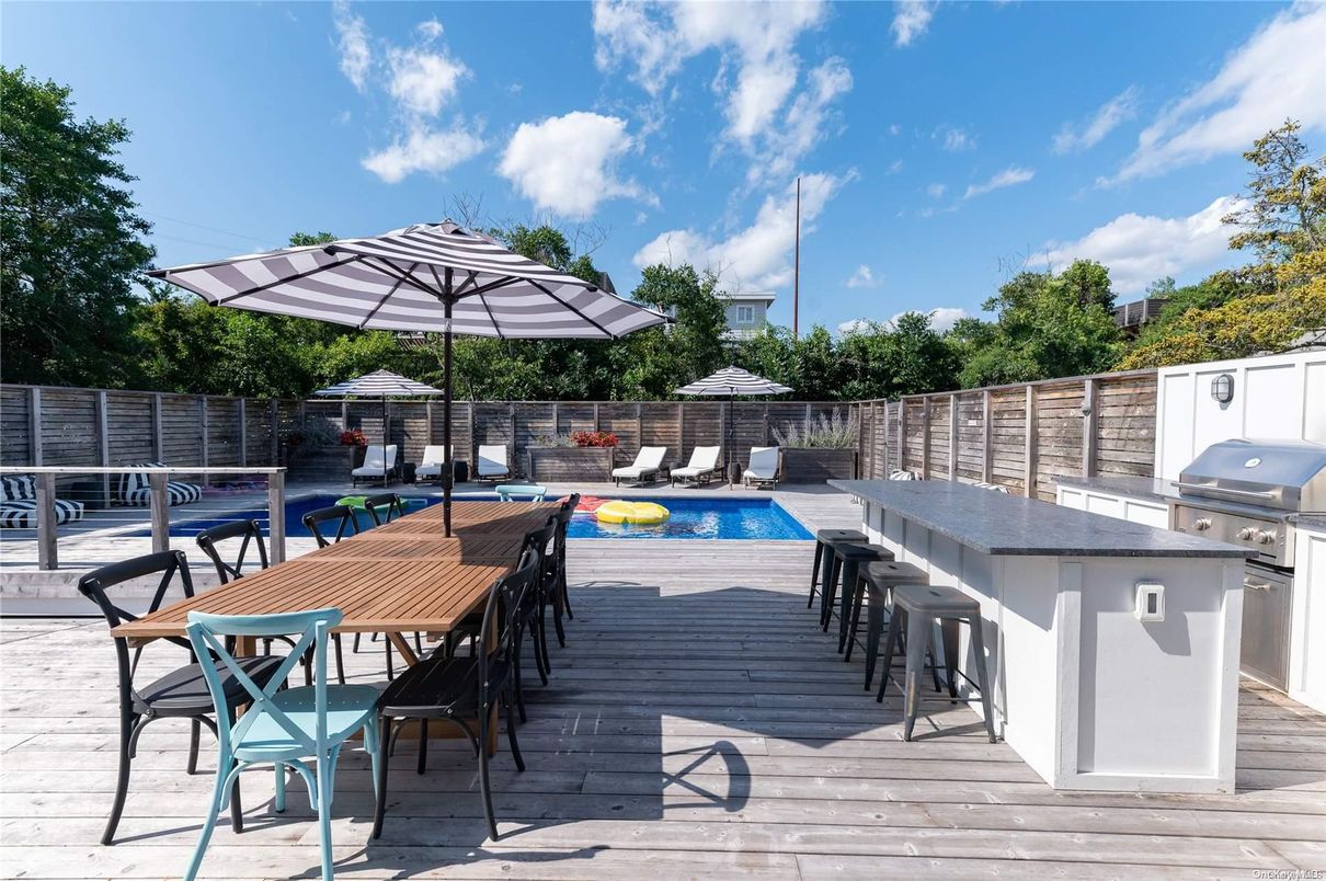 Exterior, Outdoor Kitchen, Pool