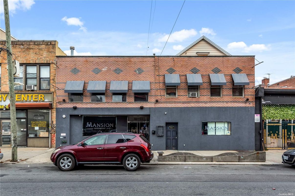 Exterior, Facade, Brick Facade, Rowhouse