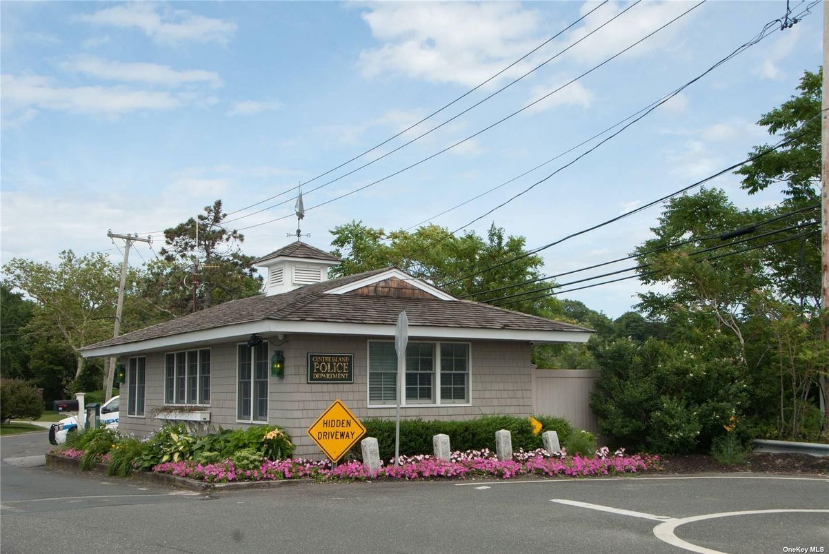 Exterior, Facade, Split Level