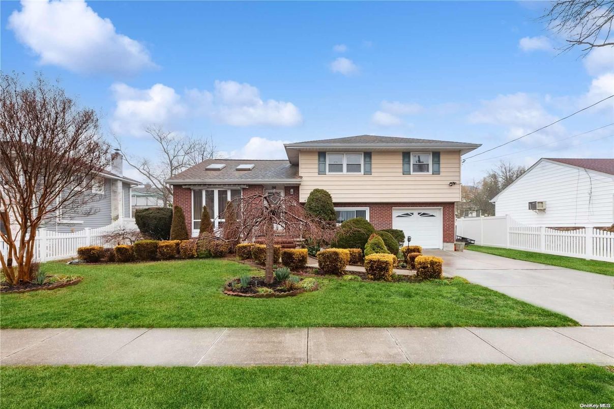 Attached, Exterior, Facade, Brick Facade, Split Level