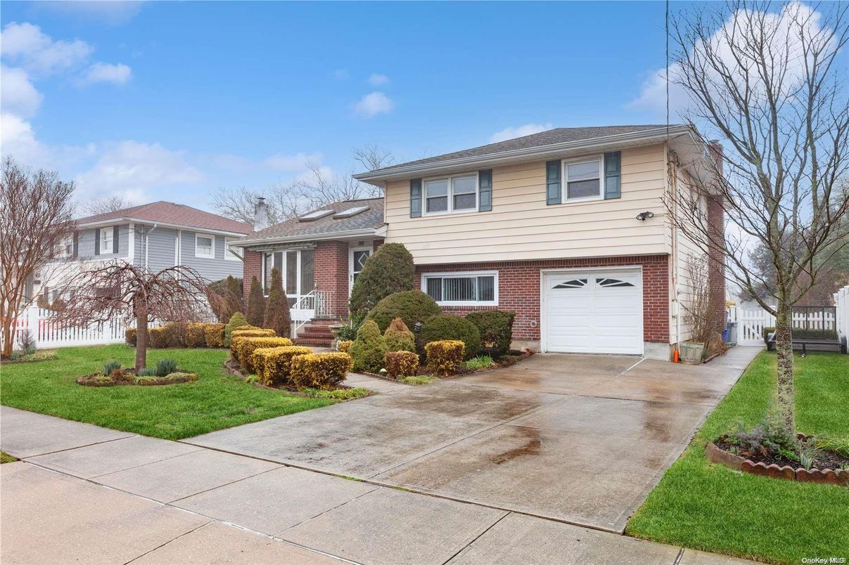 Attached, Exterior, Facade, Brick Facade, Split Level