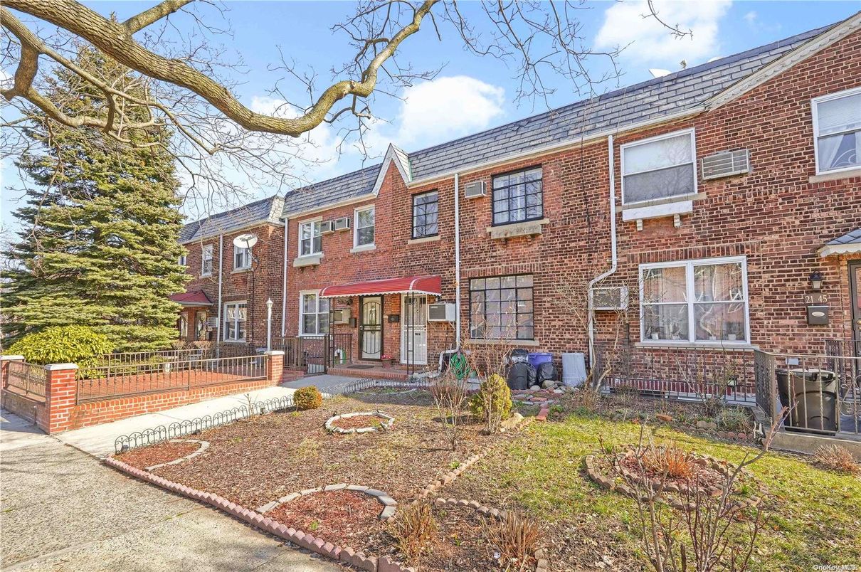 Exterior, Facade, Brick Facade, Rowhouse