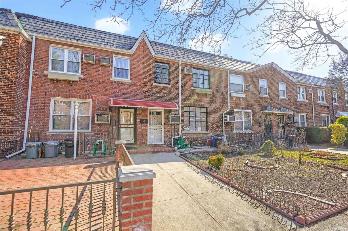 Exterior, Facade, Brick Facade, Rowhouse