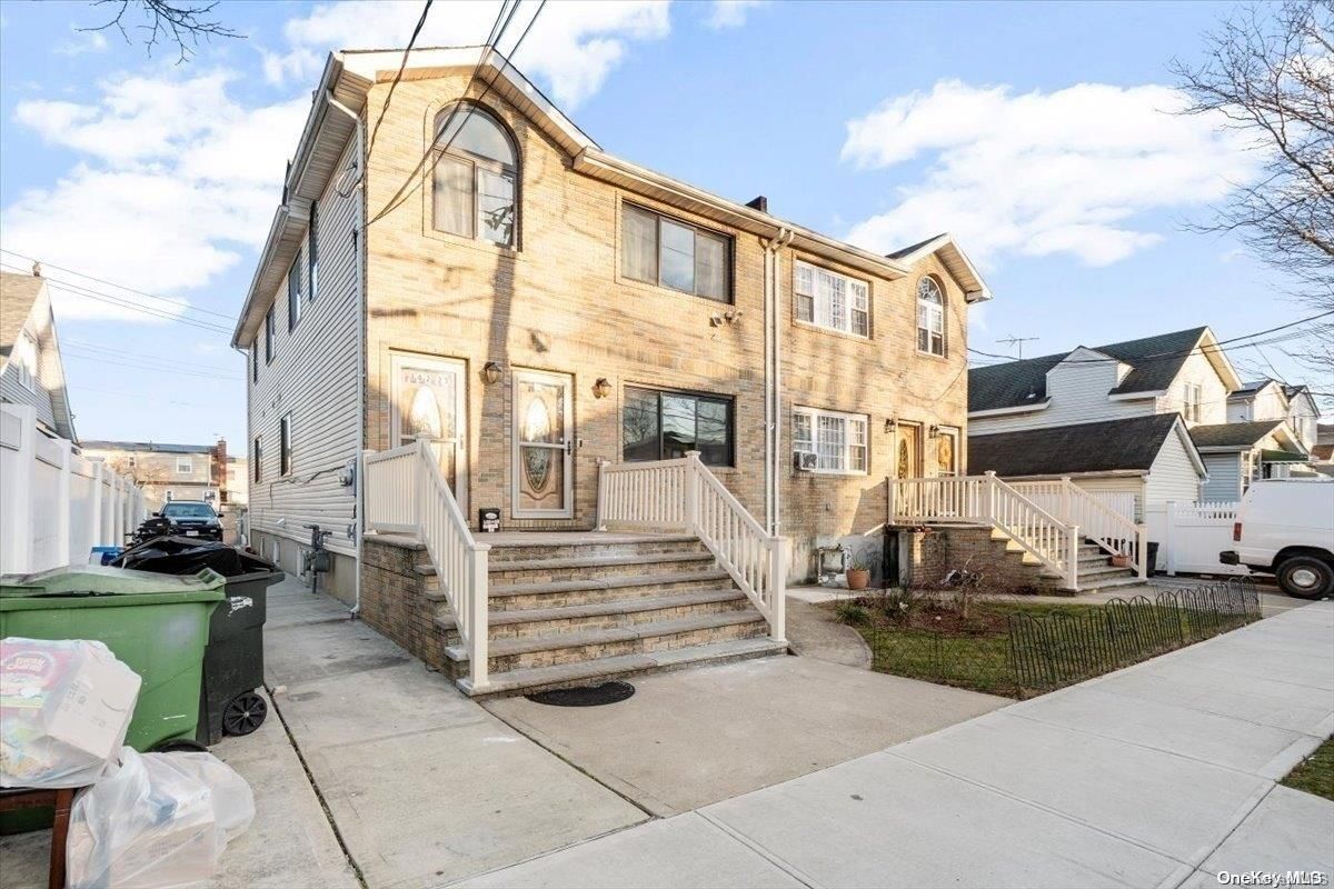 Exterior, Facade, Rowhouse