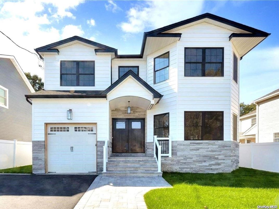 Attached, Exterior, Facade, Farmhouse