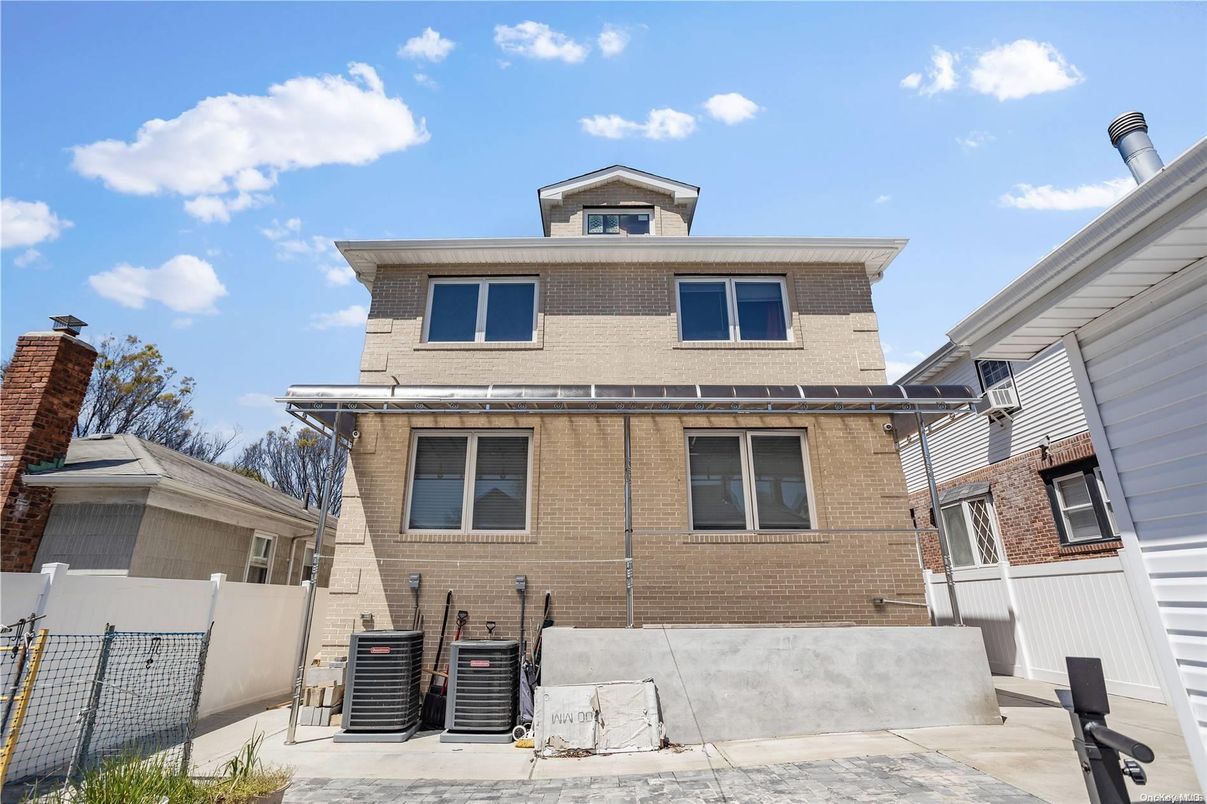 Exterior, Facade, Brick Facade, American Foursquare