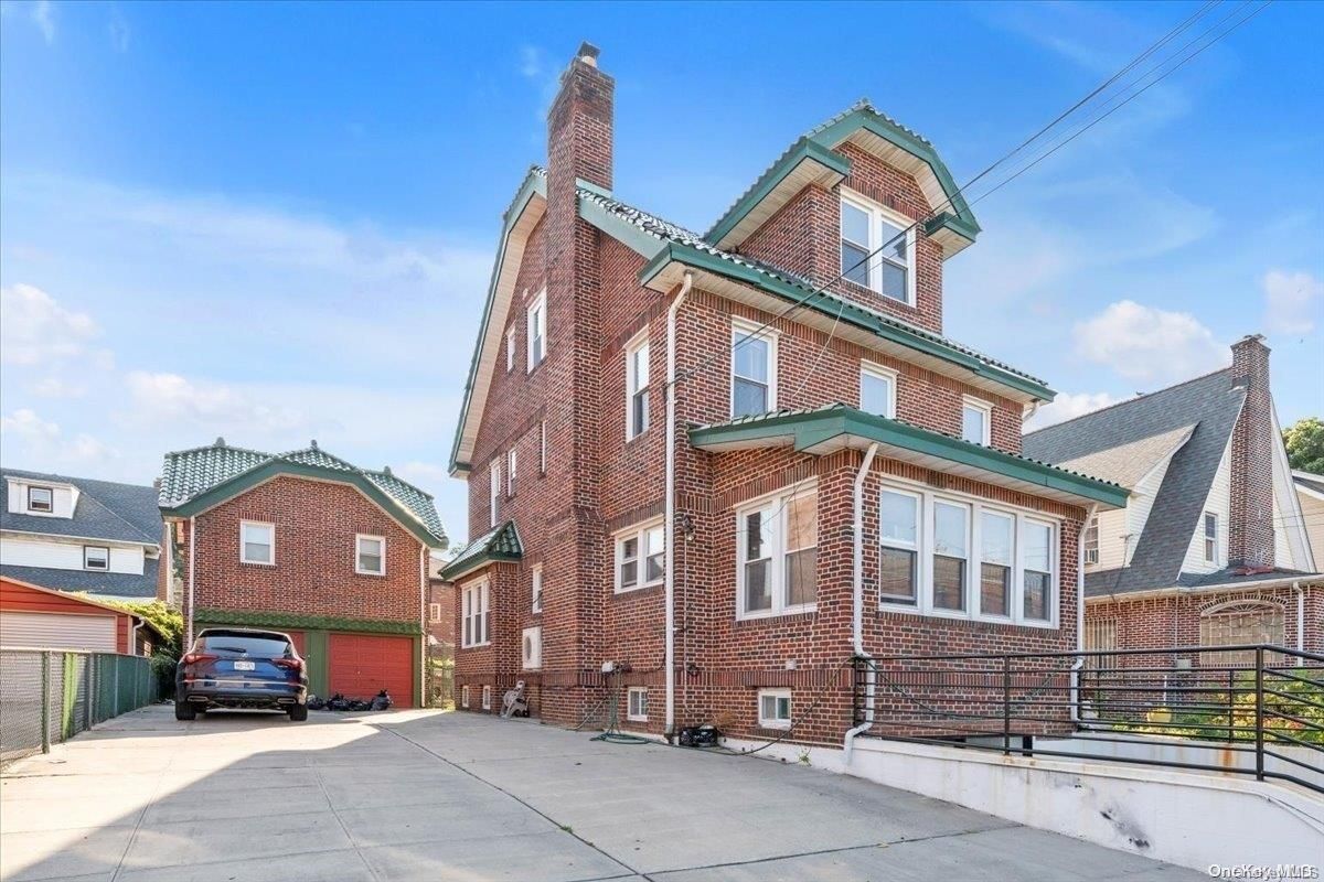 Exterior, Facade, Brick Facade, Rowhouse