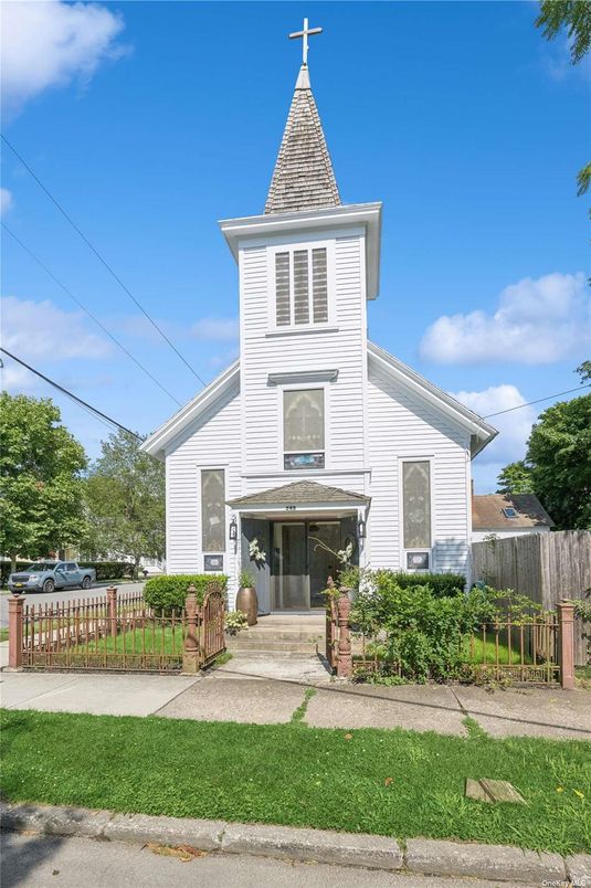 Exterior, Facade, Queen Anne Victorian