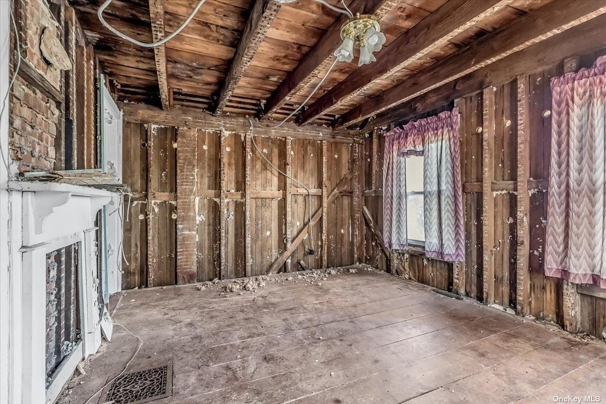 Empty room, Interior, Wooden Beams, Wooden Ceilings, Wooden Walls