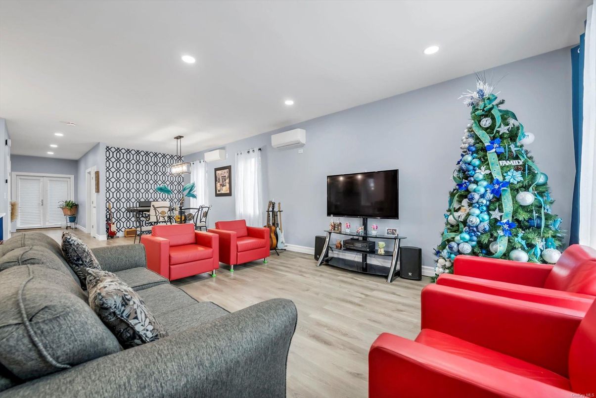 Dining room, Interior, Living room, Pendant Lights, Recessed Lighting, Wood Texture Flooring