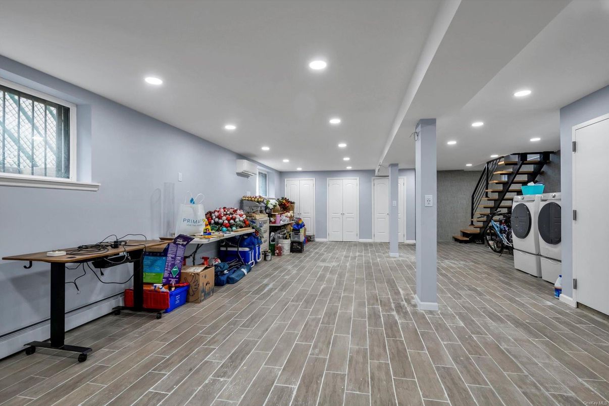 Interior, Recessed Lighting, Washer, Wood Texture Flooring