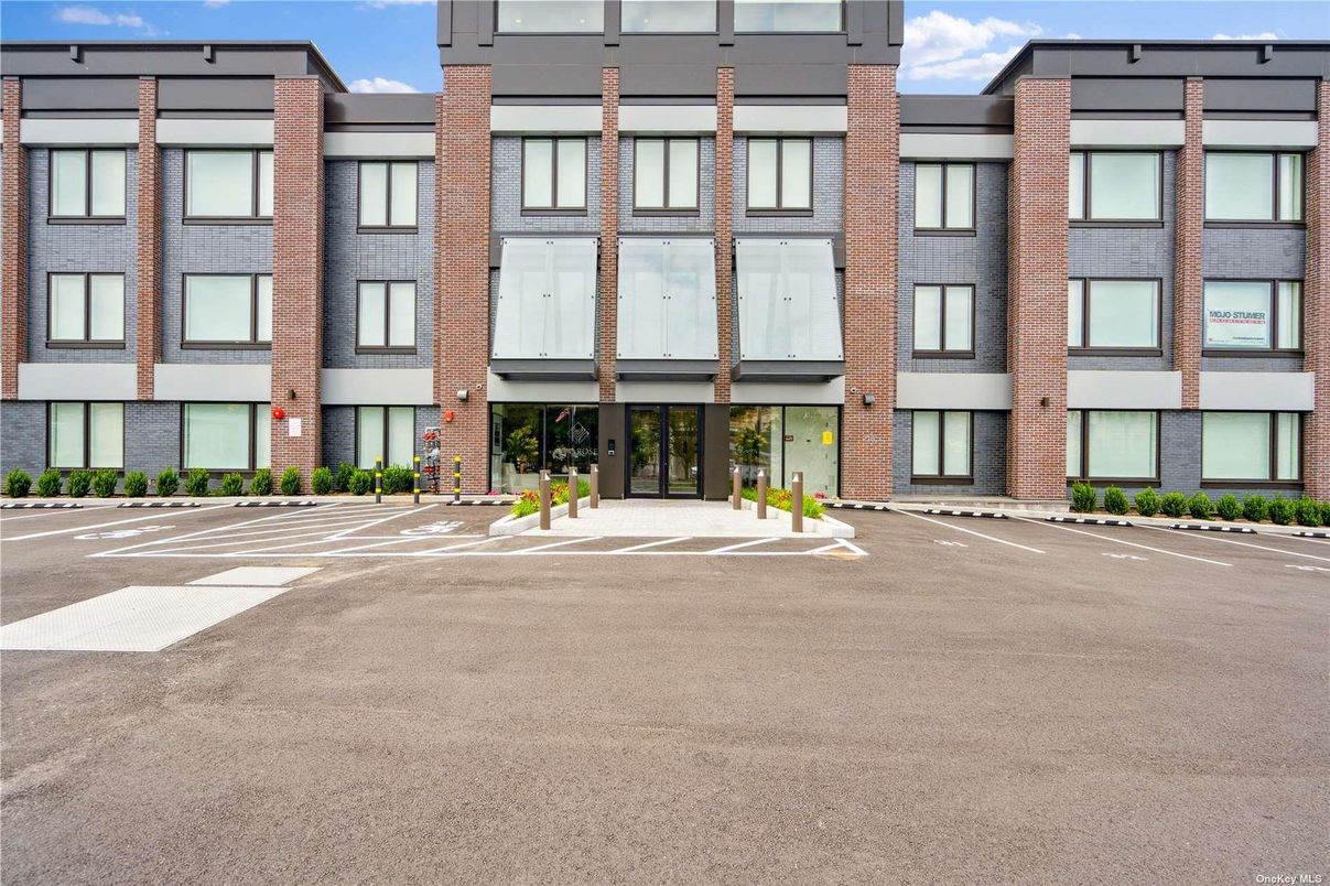 Exterior, Facade, Brick Facade, Rowhouse