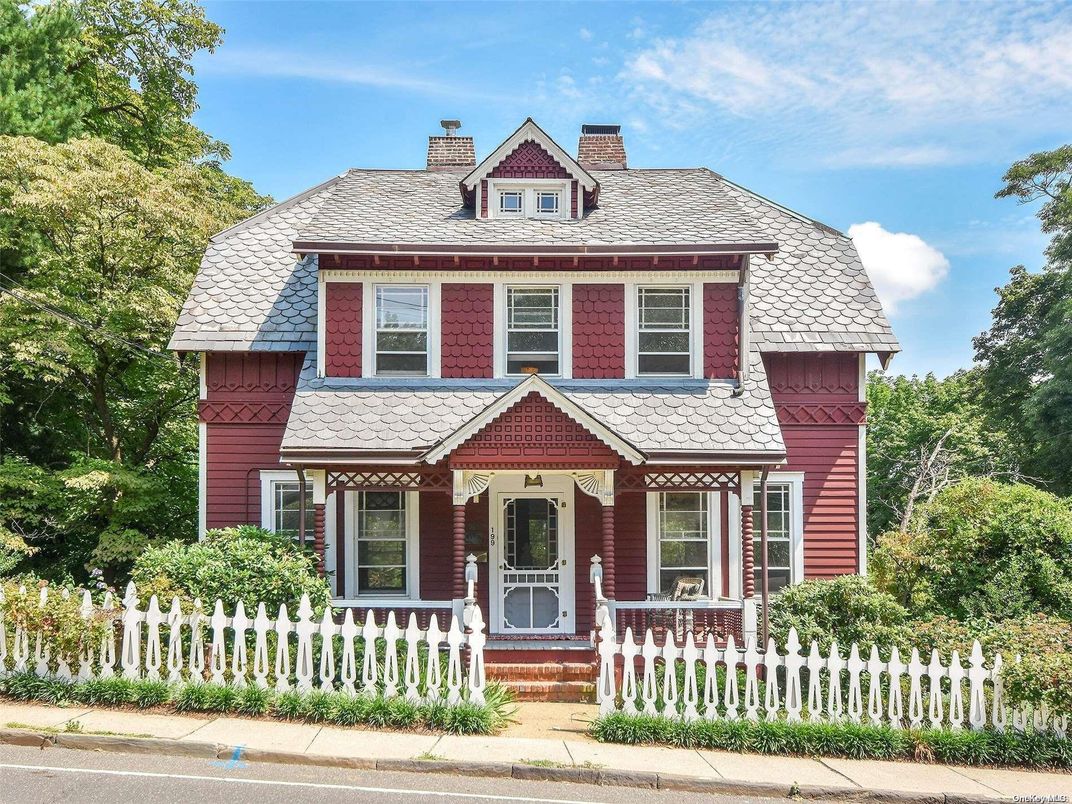 Exterior, Facade, Queen Anne Victorian