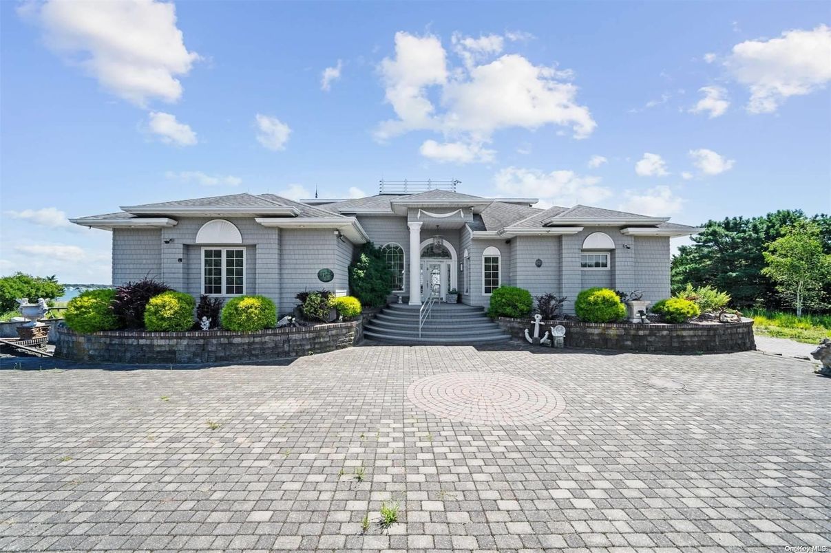 Exterior, Facade, French Provincial