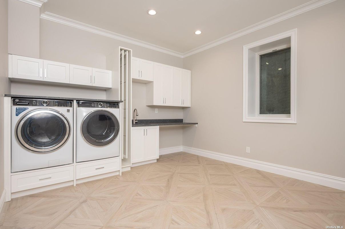 Interior, Recessed Lighting, Washer, Wood Texture Flooring