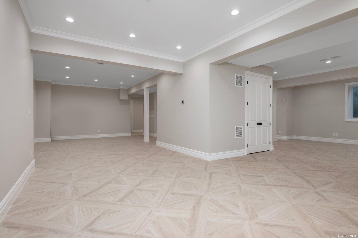 Empty room, Interior, Recessed Lighting