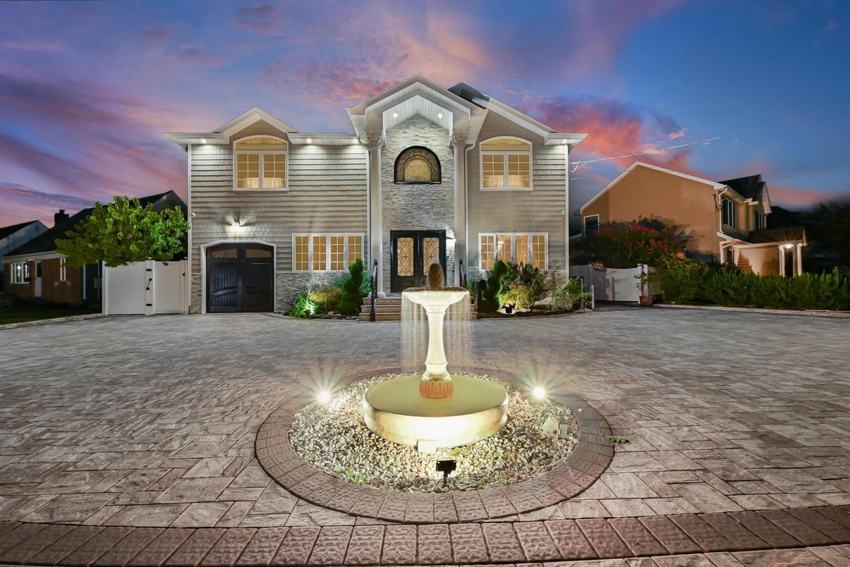 Exterior, Facade, French Provincial