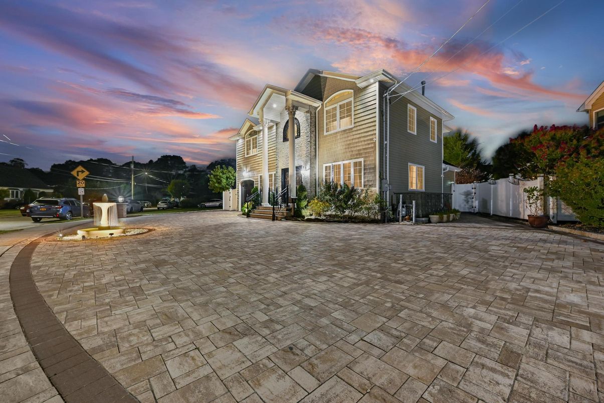 Exterior, Facade, Rowhouse