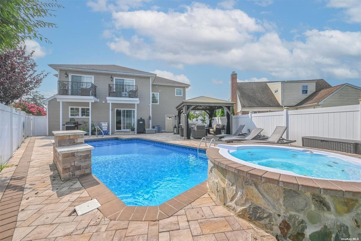 Exterior, Outdoor Kitchen, Pool